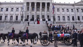 Presidente do Uruguai Yamandu Orsi (R) recebe o cortejo fúnebre do ex-presidente do Uruguai José &#039;Pepe&#039; Mujica ao chegar ao Palácio Legislativo, em 14 de maio de 2025 em Montevidéu