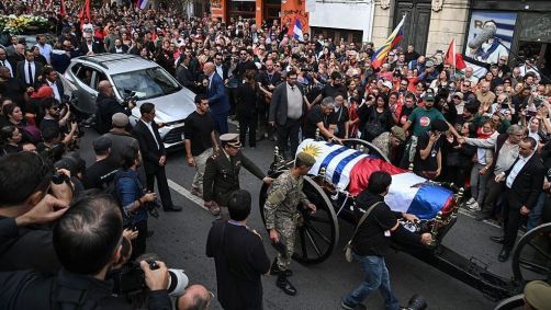 Cortejo fúnebre do ex-presidente do Uruguai José &#039;Pepe&#039; Mujica passa em frente à sede do partido Movimento de Participação Popular (MPP) em 14 de maio de 2025, no centro de Montevidéu