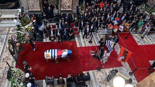 Pessoas prestam as últimas homenagens ao ex-presidente do Uruguai, José &#039;Pepe&#039; Mujica, enquanto seus restos mortais são velados no Palácio Legislativo em 14 de maio de 2025 em Montevidéu