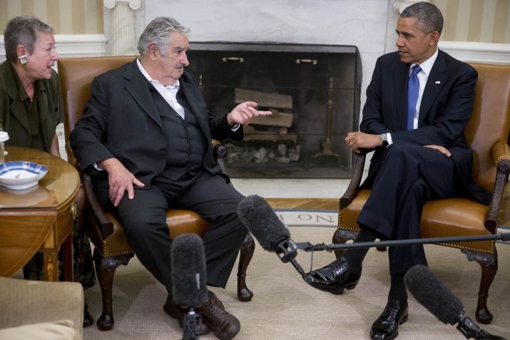 O presidente uruguaio, José Pepe Mujica, discursa durante uma reunião bilateral com o presidente dos EUA, Barack Obama, no Salão Oval da Casa Branca, em 12 de maio de 2014, em Washington, D.C. • Andrew Harrer-Pool/Getty Images