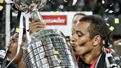 Gilberto Silva com a taça da Libertadores de 2013