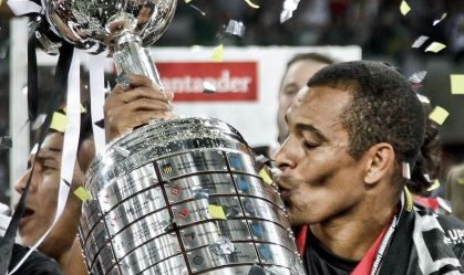 Gilberto Silva com a taça da Libertadores de 2013