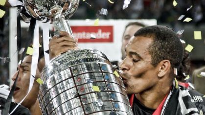Gilberto Silva com a taça da Libertadores de 2013