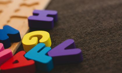 Saiba como usar corretamente o travessão, alvo de polêmica por IA