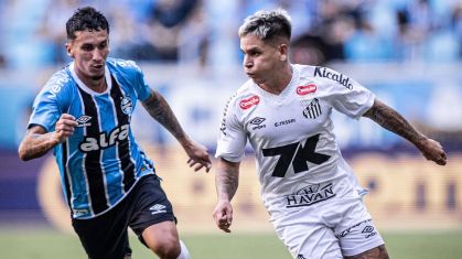 Disputa de bola em Santos x Grêmio pelo Brasileirão; no começo da competição, equipes lutam para se distanciar o rebaixamento