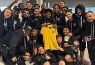 Elenco do Corinthians comemora com Hugo Souza convocação à Seleção