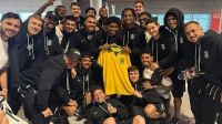 Elenco do Corinthians comemora com Hugo Souza convocação à Seleção