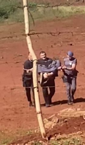 Idoso sendo resgatado pela Polícia Civil • Crédito: Secretaria de Segurança Pública