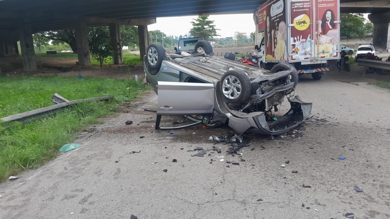 Imagem mostra carro que despencou após capotar na Linha Vermelha