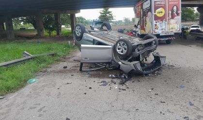 RJ: carro capota e despenca na Linha Vermelha