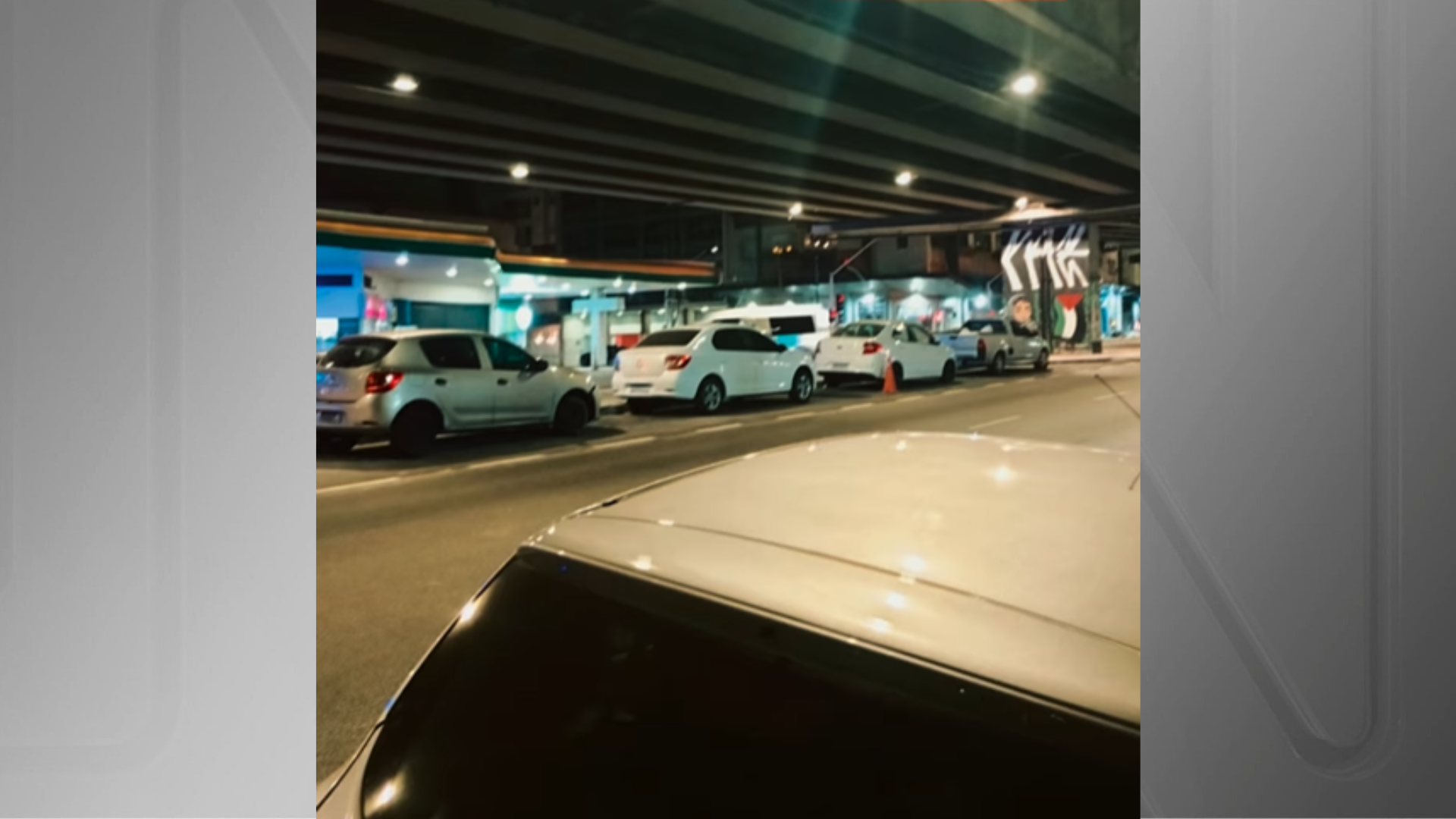 Imagem mostra carros estacionados em bolsão embaixo do Minhocão