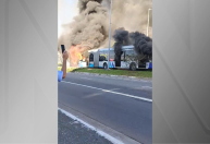 Vídeo: ônibus articulado pega fogo na zona sul de SP