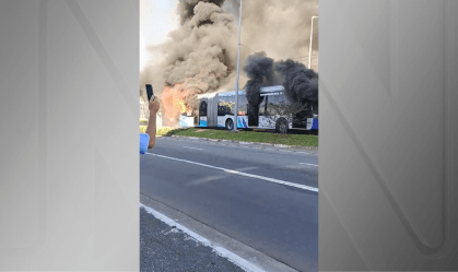 Vídeo: ônibus articulado pega fogo na zona sul de SP