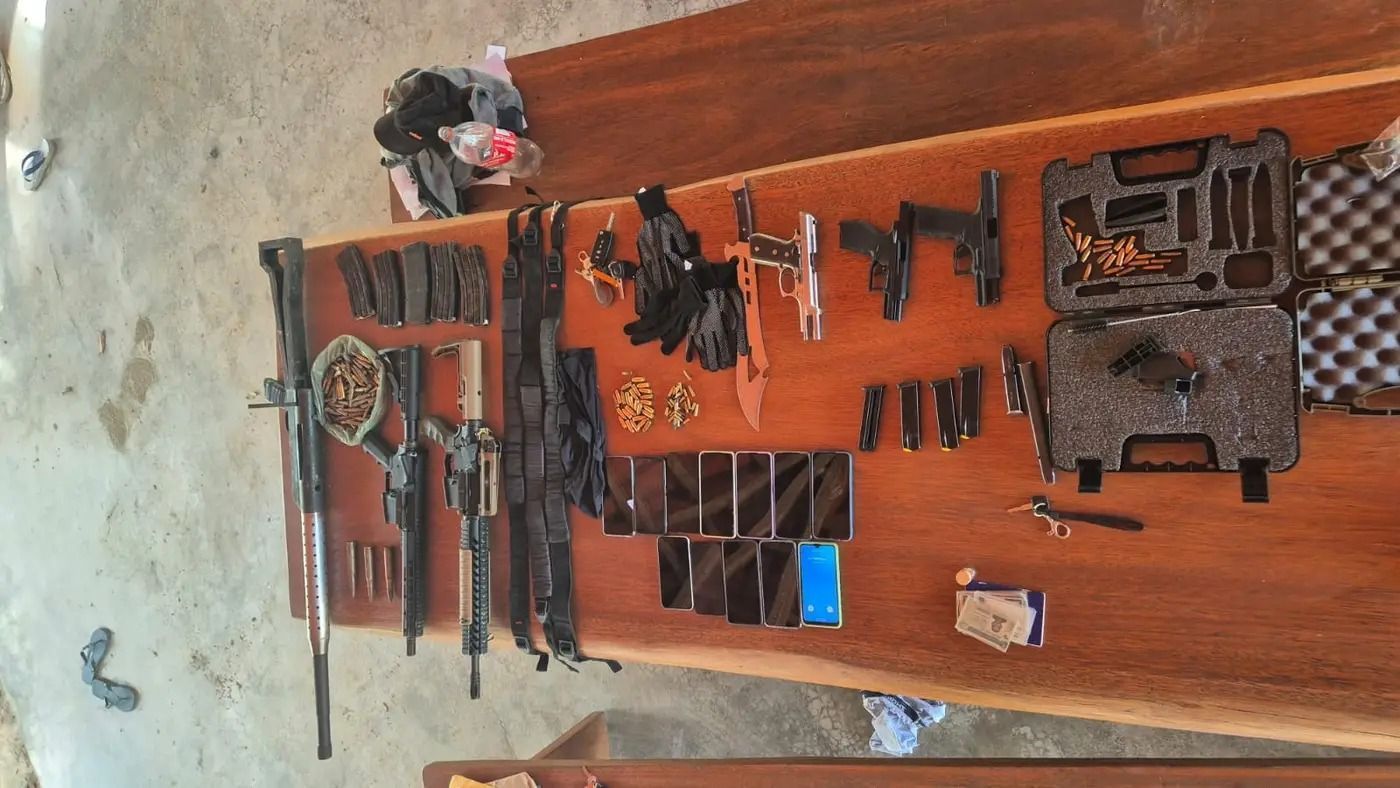 Imagem mostra itens apreendidos com criminosos • Divulgação