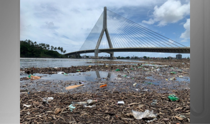 Imagem mostra lixo próximo ao Rio Cachoeira, em Itabuna (BA)