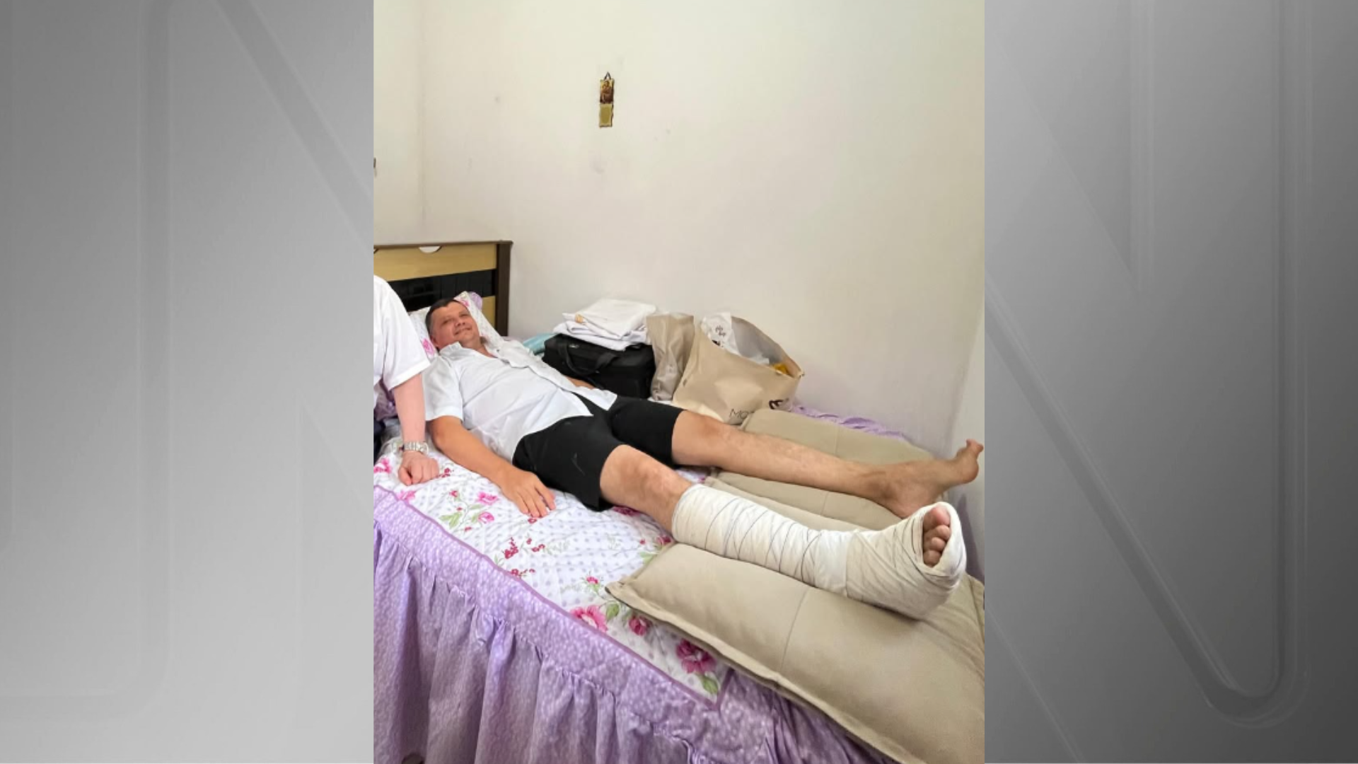 Imagem mostra padre com pé imobilizado após acidente doméstico