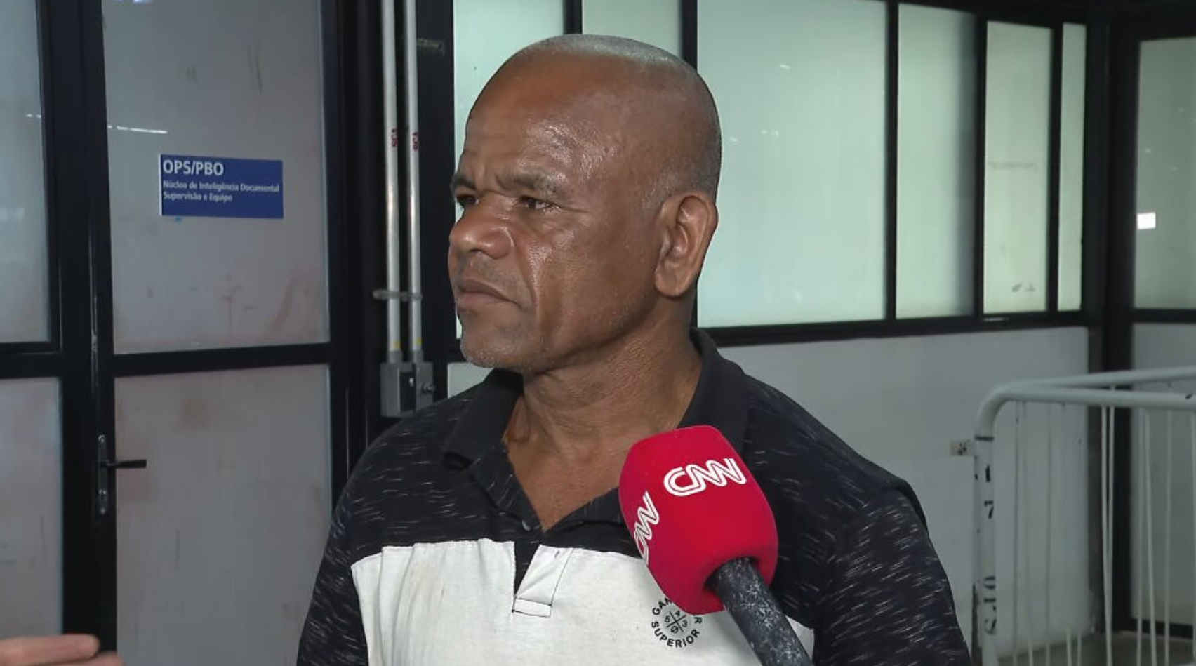 Imagem mostra pai de vítima morta prensada na manhã desta terça (6) • Reprodução/CNN