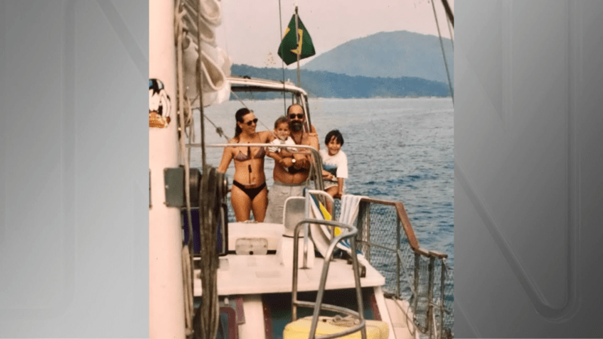 Irmãos Katoosh com os pais, no barco em que moravam com a família na infância • Reprodução/Redes Sociais