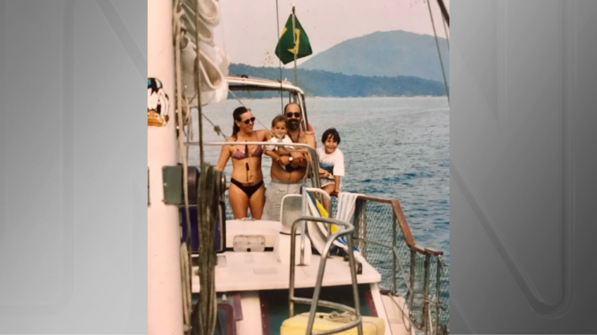Irmãos Katoosh com os pais, no barco em que moravam com a família na infância • Reprodução/Redes Sociais