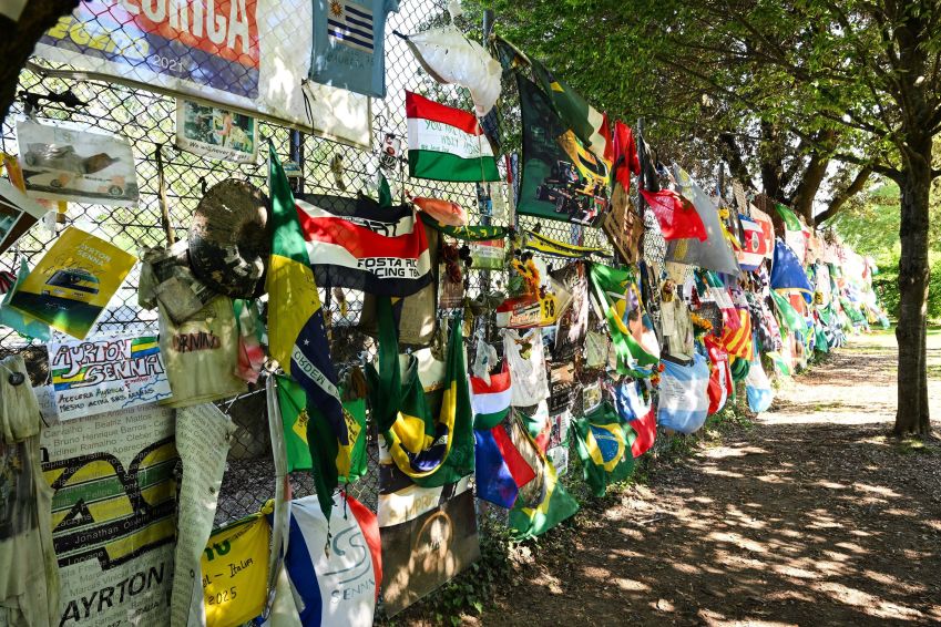 Homenagens em Ímola, na Itália, com diversas bandeiras do Brasil • Divulgação/Fórmula 1