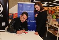 Após casamento, Isis Valverde prestigia lançamento de livro do marido em SP