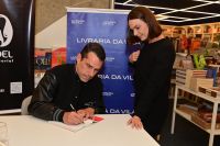 Após casamento, Isis Valverde prestigia lançamento de livro do marido em SP