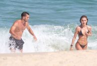 Em meio a boatos de affair, Jade Picon e André Lamoglia curtem banho de mar