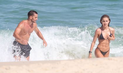 Em meio a boatos de affair, Jade Picon e André Lamoglia curtem banho de mar