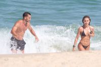 Em meio a boatos de affair, Jade Picon e André Lamoglia curtem banho de mar