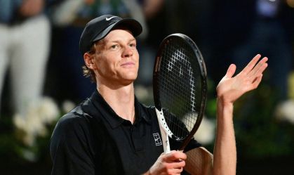 Sinner vence em retorno após suspensão por doping no Itália Open