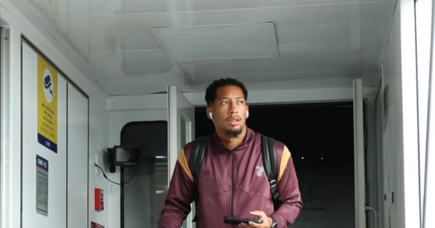 Jogadores do Athletico-PR chegaram ao estádio de táxi