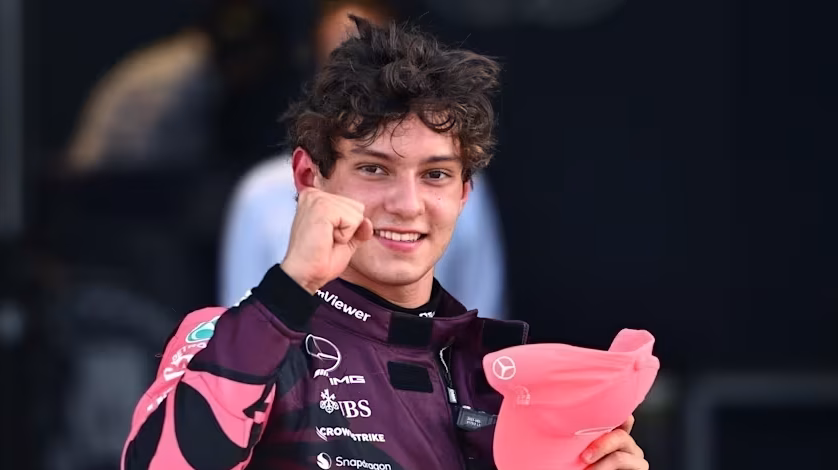 Kimi Antonelli celebra pole em corrida sprint