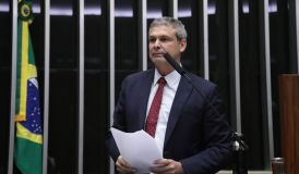 Hugo Motta rompe relação institucional com Lindbergh Farias, líder do PT