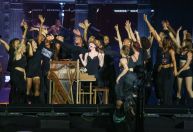 Lady Gaga encerra "sumiço" e realiza ensaio pré-show em Copacabana; veja