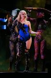 Lady Gaga usa look azul e preto em &quot;Killah&quot;