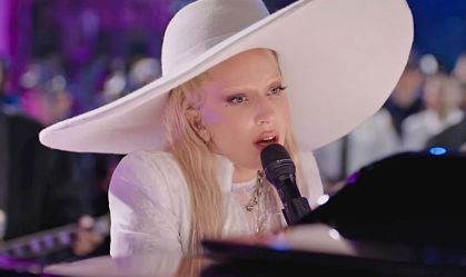Lady Gaga vence Emmy por performance no Super Bowl e fica próxima do EGOT