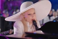 Lady Gaga vence Emmy por performance no Super Bowl e fica próxima do EGOT