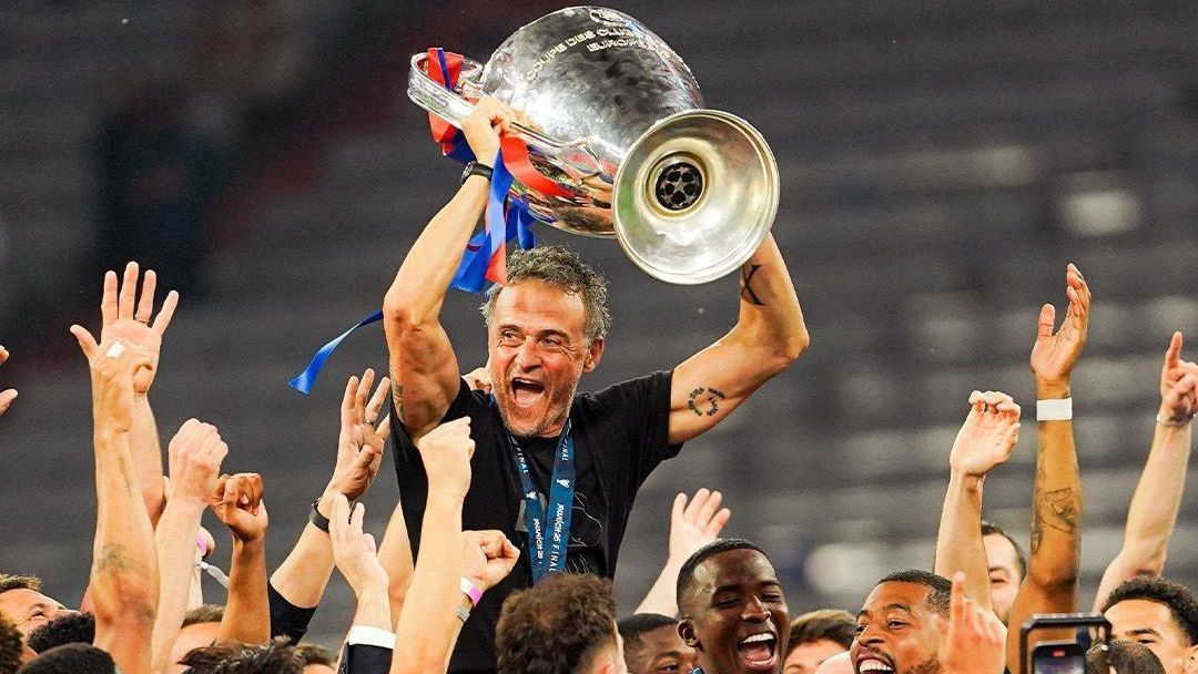 Luis Enrique com a taça da Champions