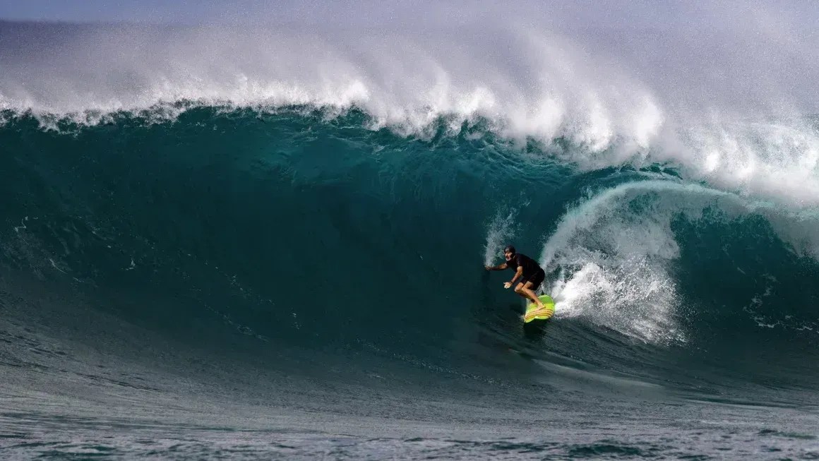 McNamara é famoso por surfar ondas gigantes