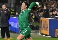 Irlandesa entra no Guiness Book por lateral mais longo da história; vídeo