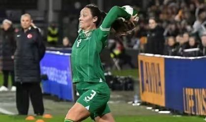 Irlandesa entra no Guiness Book por lateral mais longo da história; vídeo
