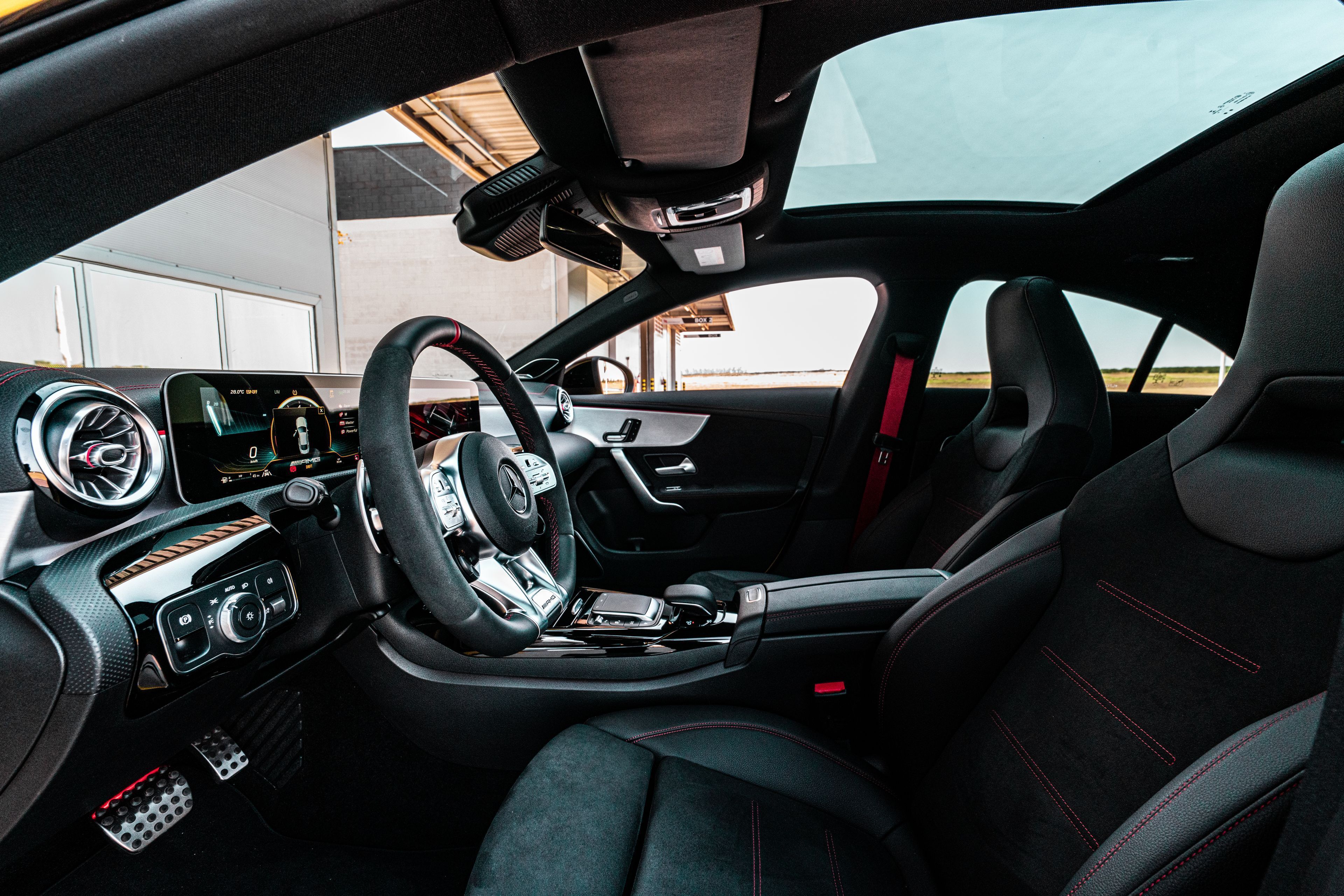 Mercedes-AMG CLA 45 S 4Matic tem interior esportivo • Malagrine/Divulgação