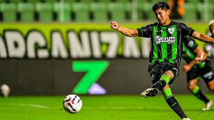 Miguelito durante partida do América-MG