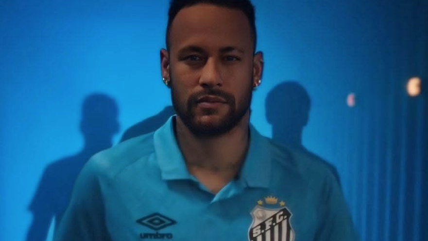 Neymar com a nova camisa azul do Santos, que estreia contra o Botafogo