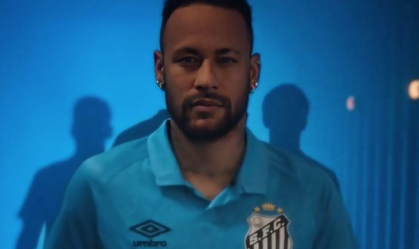 Neymar com a nova camisa azul do Santos, que estreia contra o Botafogo