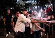 Neymar é ovacionado na chegada do Santos a Alagoas; veja vídeo