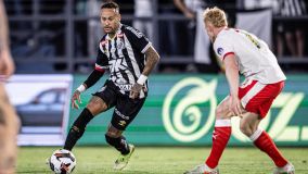 Neymar durante Santos x Leipzig em amistoso