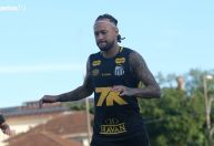 Neymar treina com elenco do Santos e se aproxima de retorno