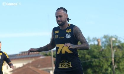Neymar treina com elenco do Santos