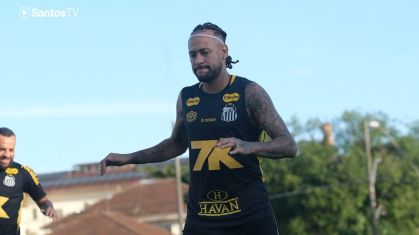 Neymar treina com elenco do Santos